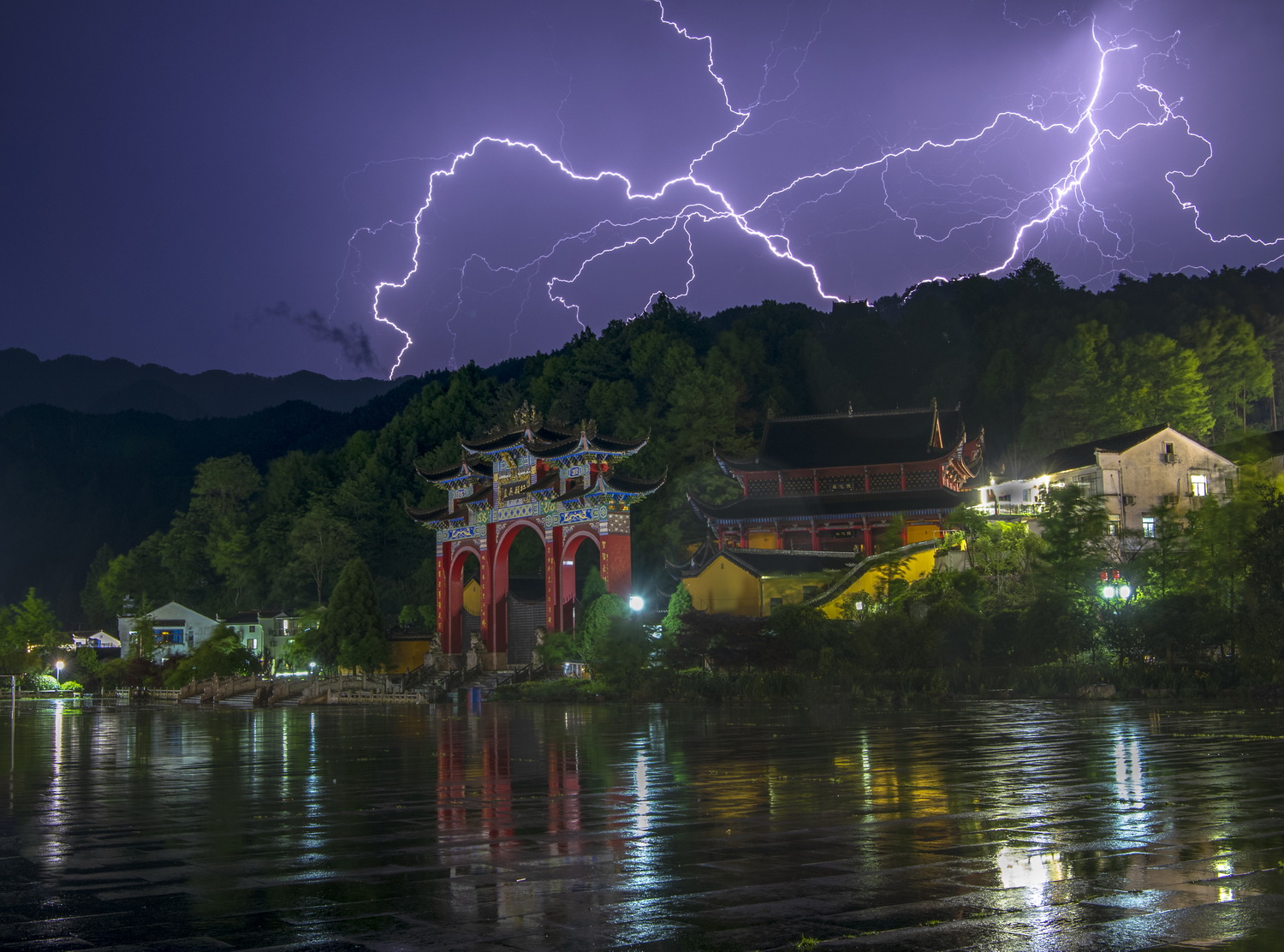 程利明 九華山雨夜.jpg