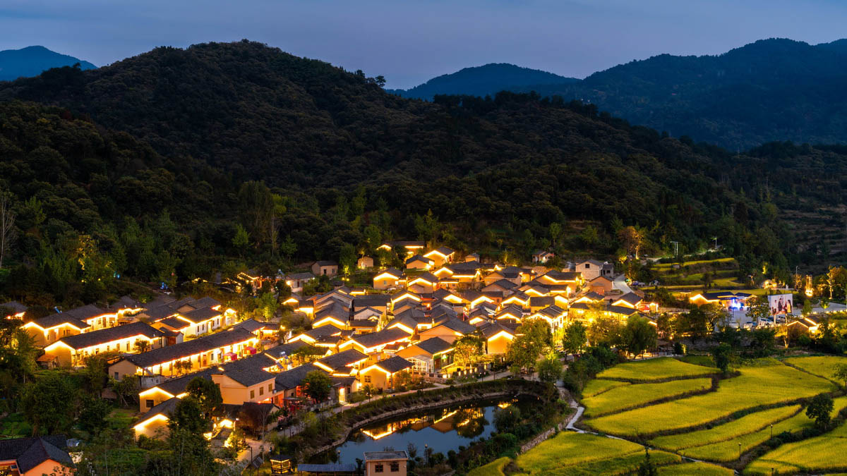 韓家東 古村燈火夜闌珊.jpg