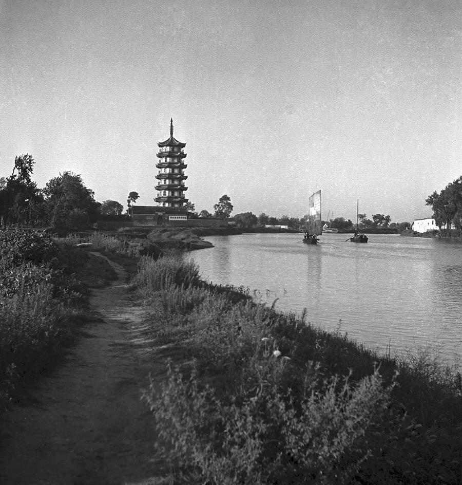 1935年揚(yáng)州文峰塔與古運(yùn)河.jpg