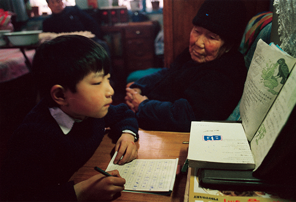 1988《陪同圓圓寫作業(yè)的母親》.jpg