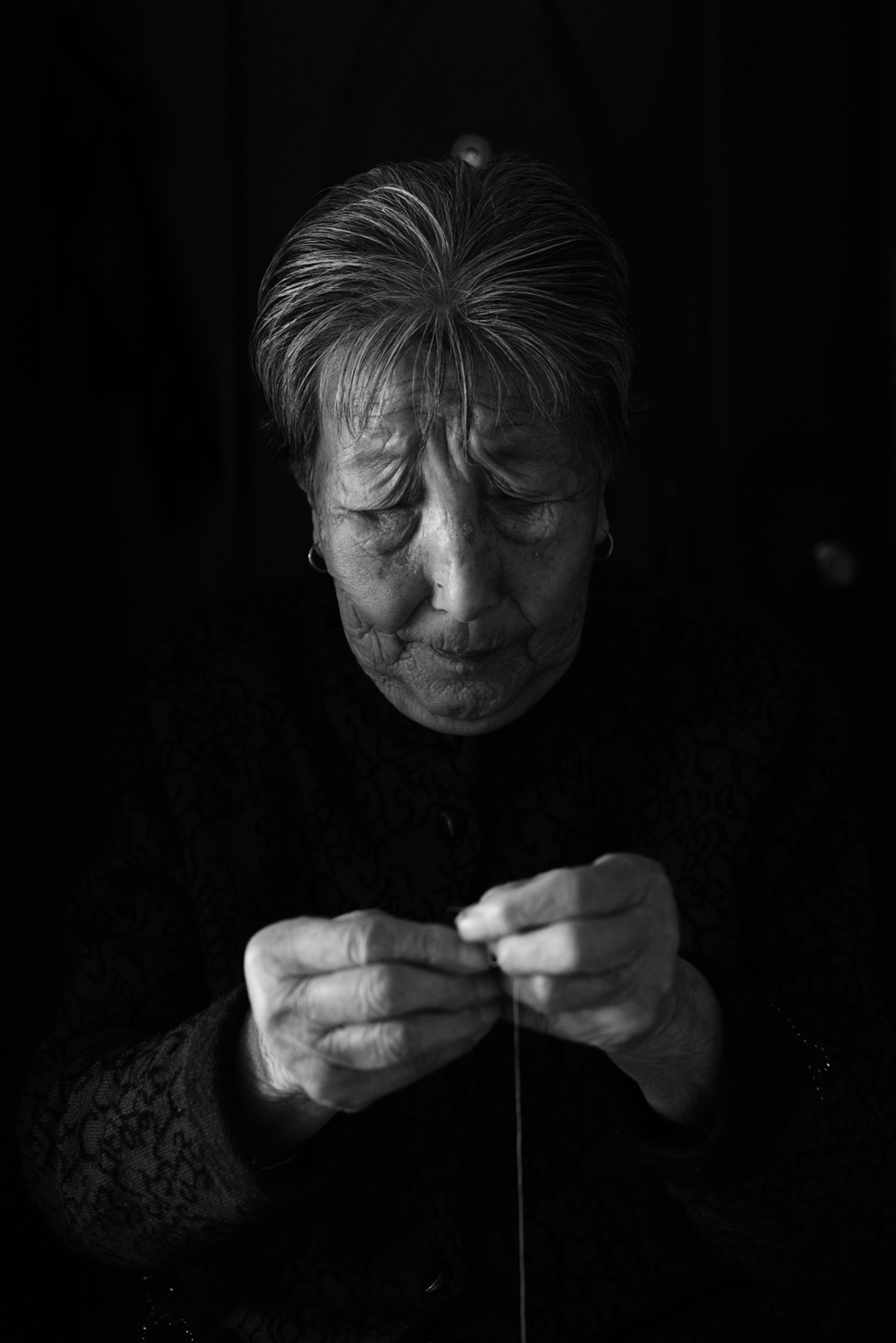 8 a13919_母親最后一次紉針-t-p19464_母親最后一次紉針-u1405_無限遠(yuǎn)_鄒立生_15653875416.jpg