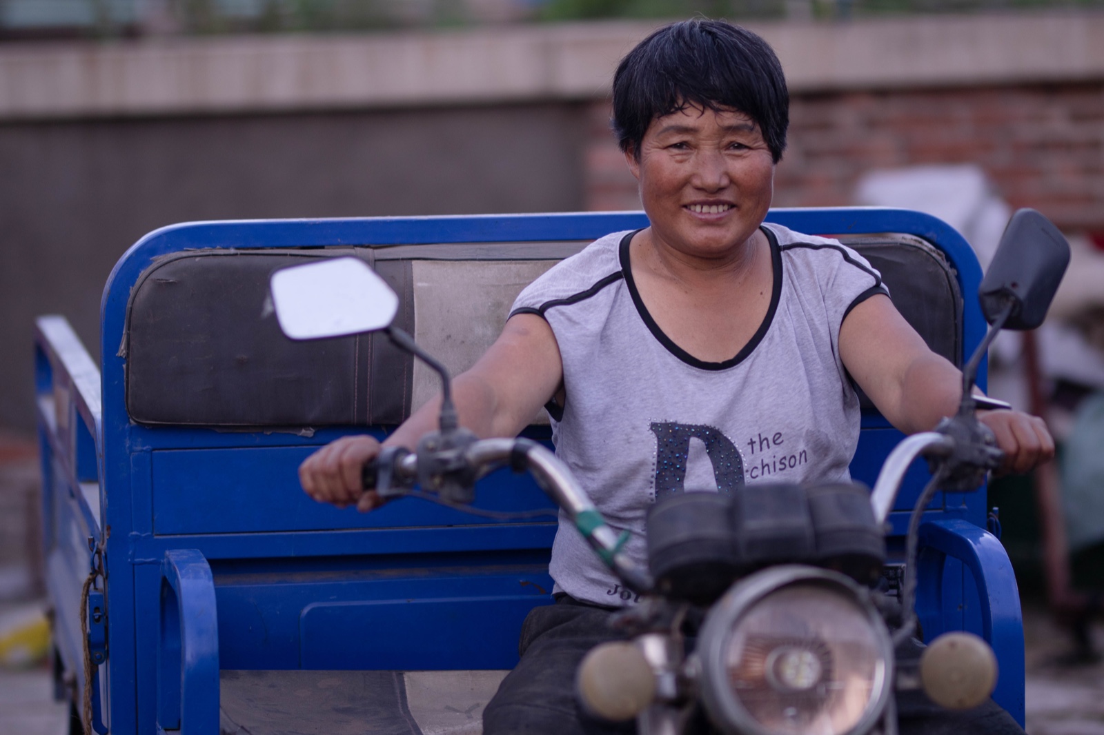 14 劉超 本作品為母親在2021年夏季農(nóng)忙時所拍，當(dāng)時母親剛從地里采摘玉米回來，滿頭大汗，臉、脖子和胳膊都被太陽曬的黝黑。整整一個夏天，她每天下午都去摘玉米，晚上回來剝好，次日凌晨再將其煮熟銷售。生活雖然很辛苦，但母親依舊樂觀豁達(dá)。說實話，農(nóng)村人懂得掙錢的道道兒不多，唯有吃得辛苦，才能過的上好日子，不被人“講究”。我以母親的樸實樂觀勤勞自勉，激勵自己努力前行。.jpg