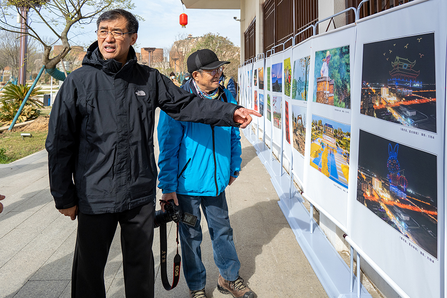 劉魯豫、候賀良在息縣參觀影展  002.jpg