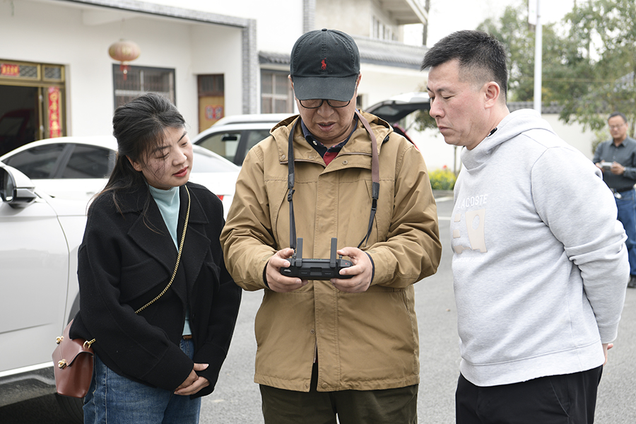 李英杰和董冬 在雙椿鋪鎮(zhèn)王店村采風(fēng).JPG