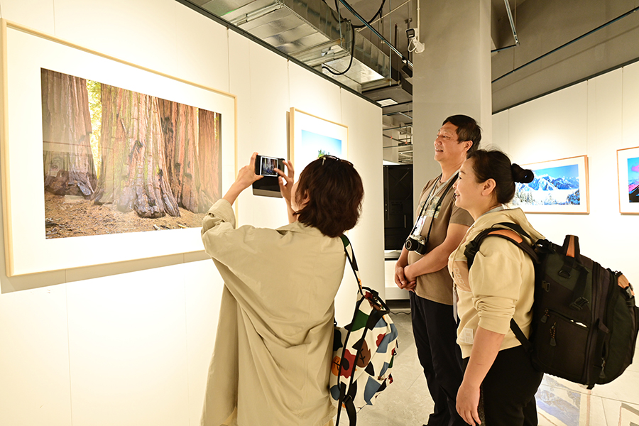 群眾觀展。李綱 攝.JPG