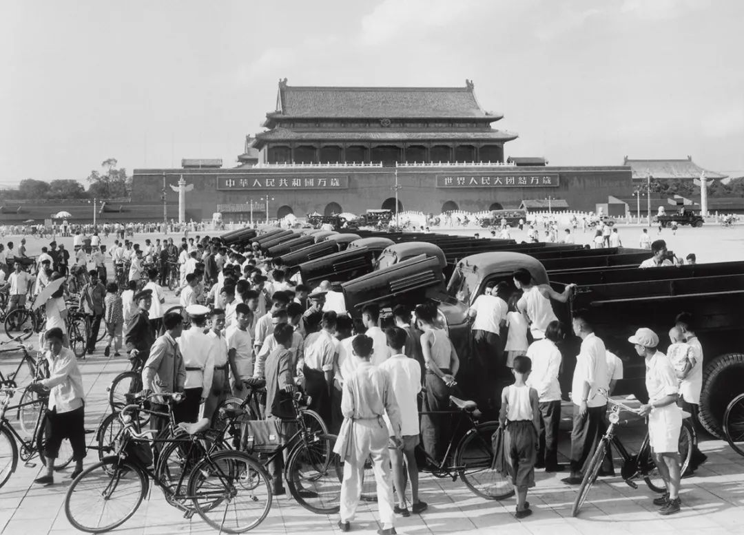 “解放牌”汽車運到天安門廣場 北京 1956年 攝影／喻惠如.jpg