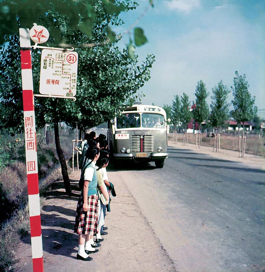 31路公共汽車 北京 1956年 攝影／李曙.jpg