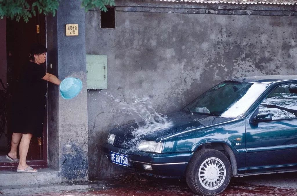 1999年，北京后海胡同里停放的私家車。 上世紀90年代，中國汽車產(chǎn)業(yè)相對封閉，可供選擇的車型并不豐富，價格也不便宜。嚴志剛攝影像見證四十年.jpg