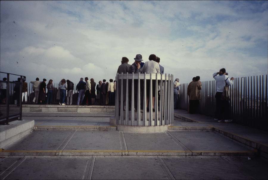 35.凱旋門平臺(tái)群像（巴黎）paris-1979.jpg