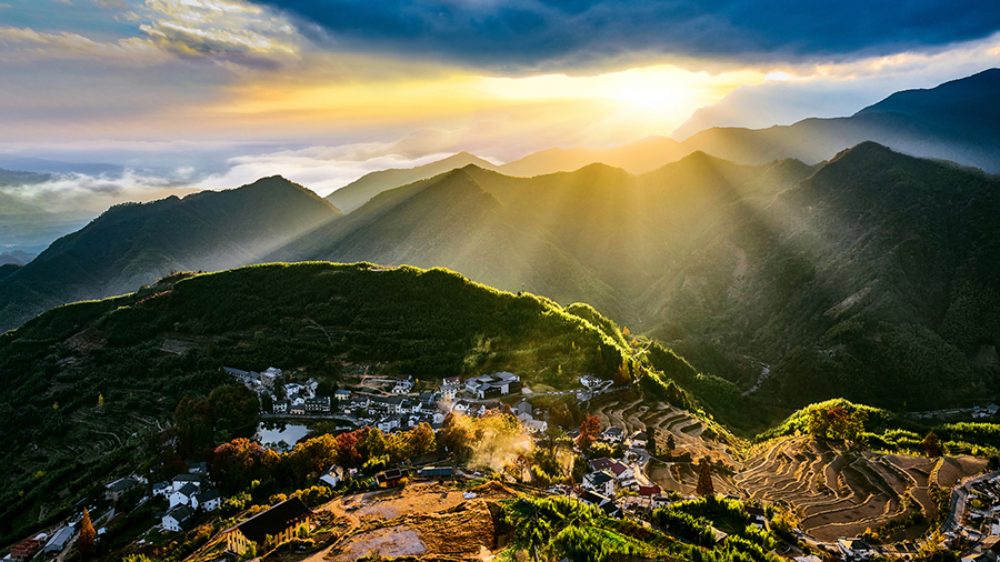 《陽(yáng)光沐浴古村落》金凱華.jpg
